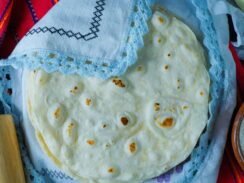 Easy and soft homemade flour tortillas. simple flour tortillas recipe