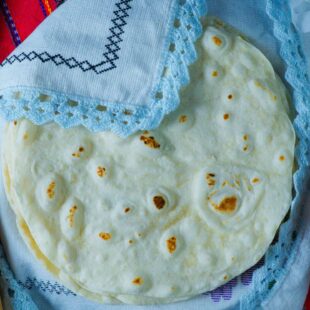 Easy and soft homemade flour tortillas. simple flour tortillas recipe