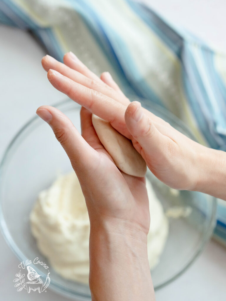 Masa flattening by hand