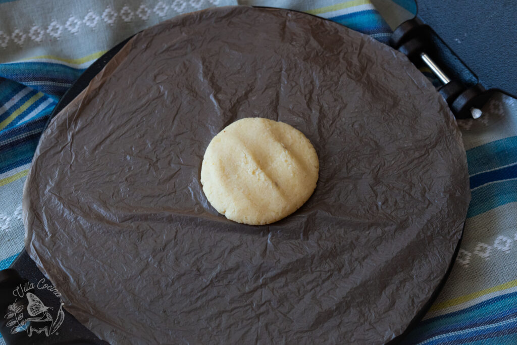 Disc ready to be pressed with a tortilla press.