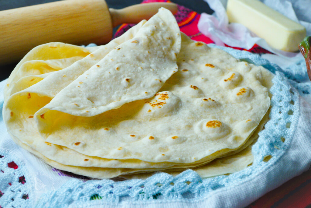 Easy and soft Homemade flour tortillas. They are ideal for burritos.