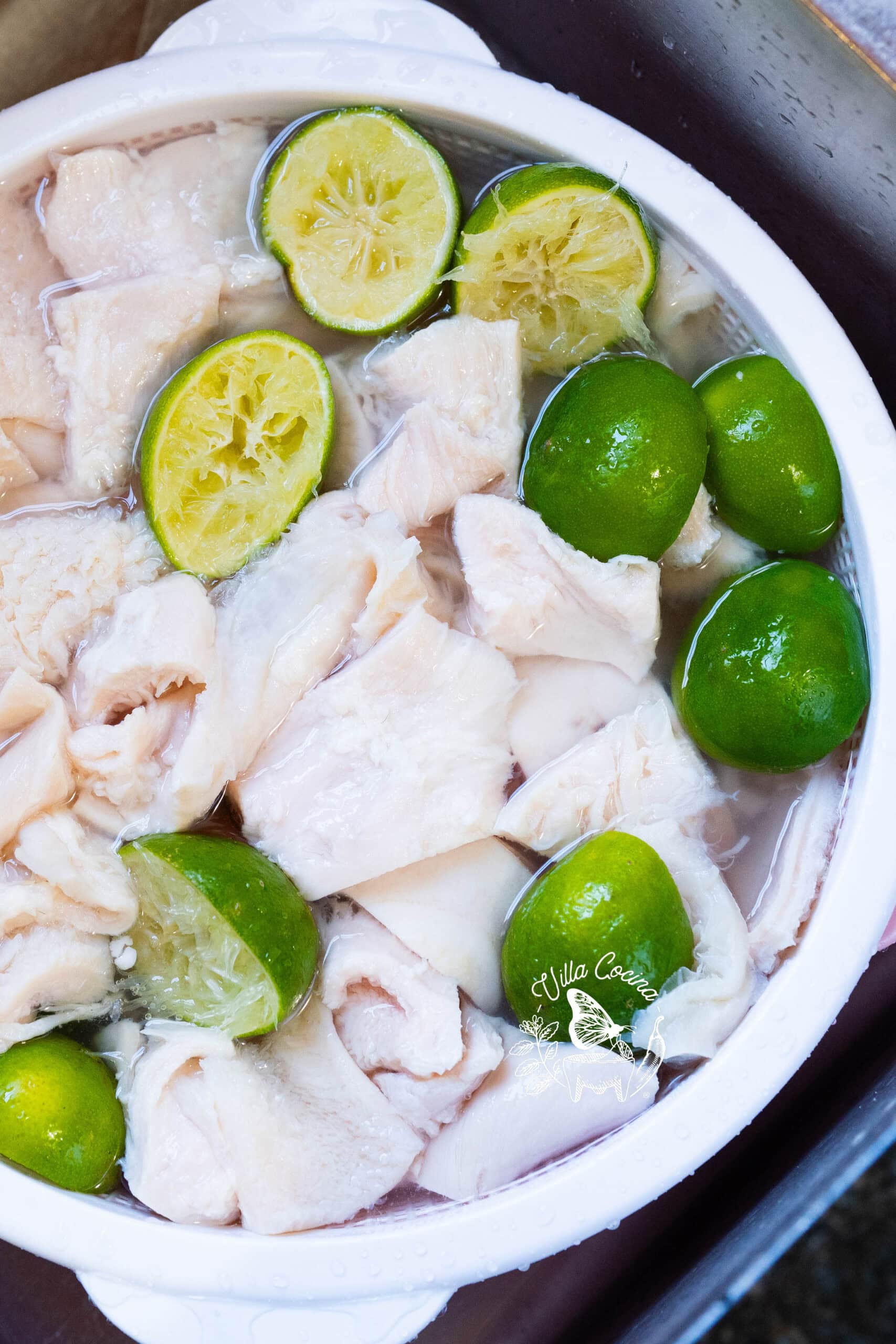 Soaking honeycomb tripe and cow&rsquo;s feet in cold water with lime juice.
